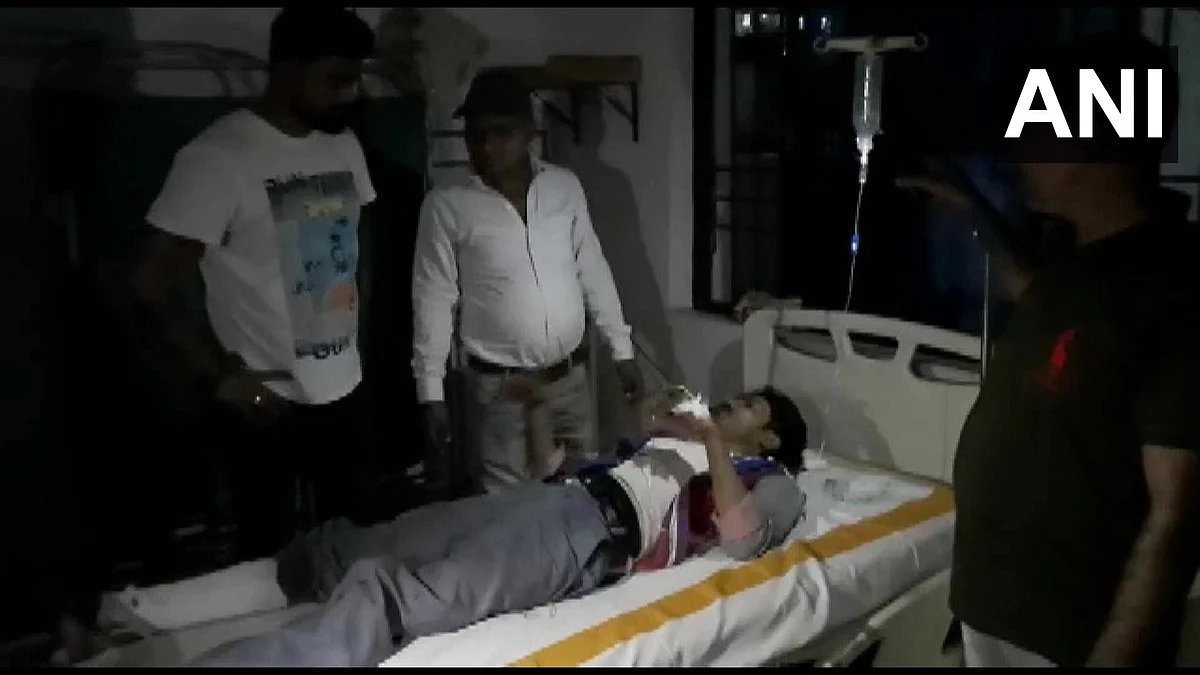 மொபைல் ஃபிளாஷ் வெளிச்சத்தில் சிகிச்சை பெறும் நோயாளி