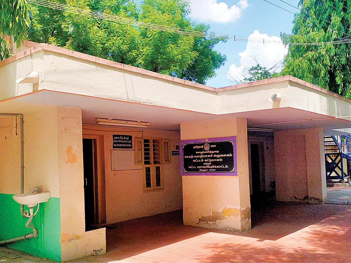“டாய்லெட்டைப் பயன்படுத்தினால் அறுத்துடுவோம்” - அரசு ஊழியருக்கு நேர்ந்த தீண்டாமைக் கொடுமை!
