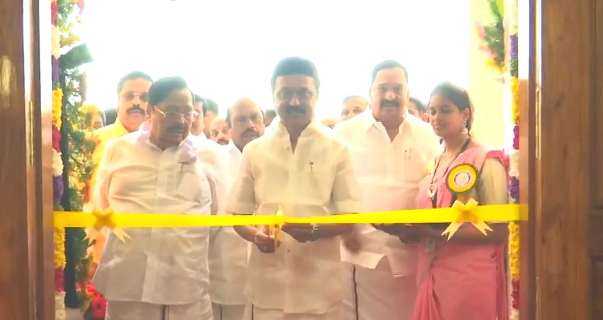 ரிப்பன் வெட்டி திறந்துவைக்கும் முதலமைச்சர் ஸ்டாலின்