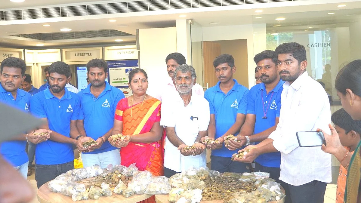வெற்றிவேல் கொண்டு வந்த 10 ரூபாய் நாணயங்கள்