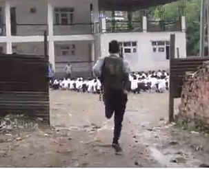 ஒற்றை காலில் பள்ளி செல்லும் சிறுவன்