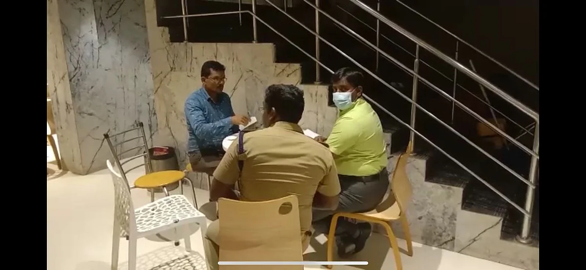 நகை திருட்டுப்போன கடையில் போலீஸ் விசாரணை