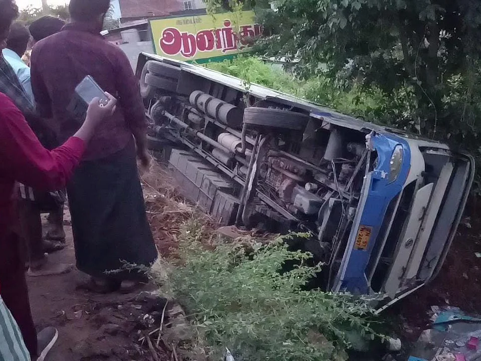 கூடலூர்: பாலம் பணியில் தொய்வு; அதிகாலையில் கவிழந்த அரசுப் பேருந்து - 20 பேர் காயம், ஒருவர் பலி!
