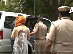 Viral Video: ஜந்தர் மந்தர் போராட்டம்; ராகுல் ஆதரவாளருக்கு காரில் லிஃப்ட் கொடுத்த பிரியங்கா!
