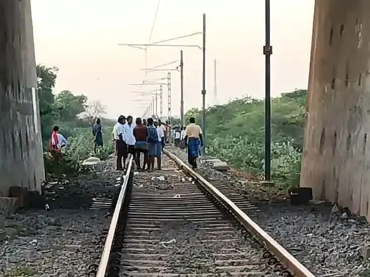 தூத்துக்குடி: மதுபோதையில் தண்டவாளத்தில் உறக்கம் - மோதிய சரக்கு ரயில்; உடல் நசுங்கி 2 பேர் பலி!