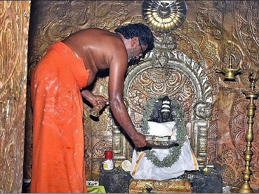 மதுரையின் காவல் தெய்வங்கள்: மதுரை வீரன், ஒச்சாண்டம்மன் முதல் ஆனையூர் வரை - இவை நம் மண்ணின் சாமிகள்!