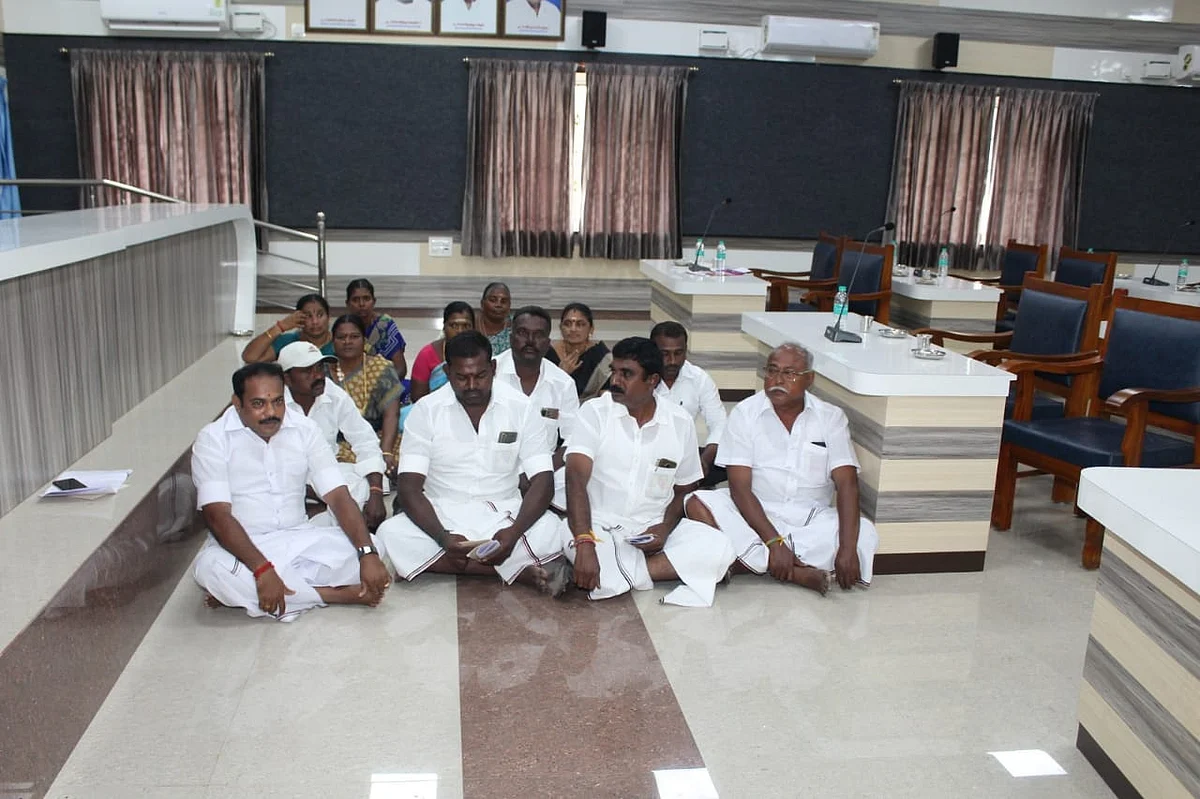 சேலம்: வருவாய் ஆய்வாளரைத் தாக்க முயன்ற அதிமுக கவுன்சிலர்?! - எடப்பாடி நகரசபையில் தள்ளுமுள்ளு