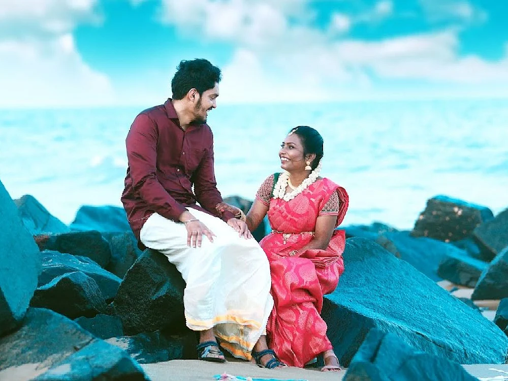 பேஸ்புக்கில் பூத்த காதல் - கவிஞர் தமிழ்மொழியை மணந்த ஈழ எழுத்தாளர் அனோஜன்!