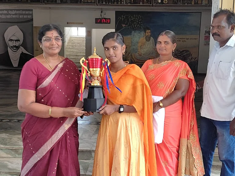 `ஆங்கிலவழிக் கல்விதான் படிக்கிறேன்!’ - மாநிலத்திலேயே தமிழில் 100 மதிப்பெண் பெற்ற ஒரே மாணவி துர்கா