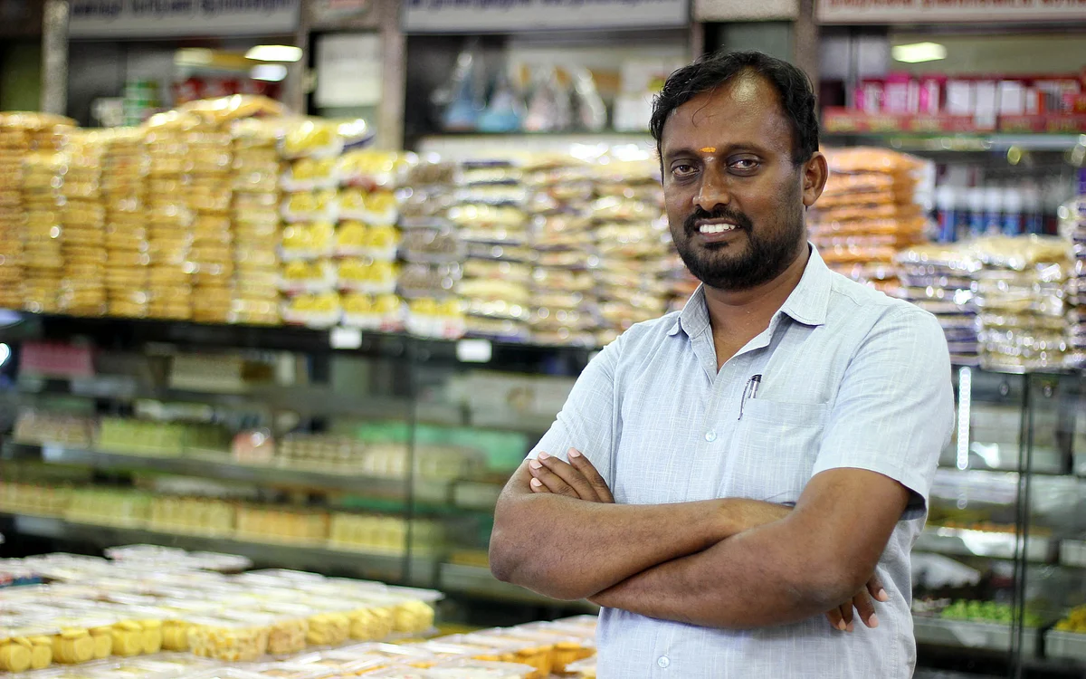 பேக்கரியில் முருகானந்தன்