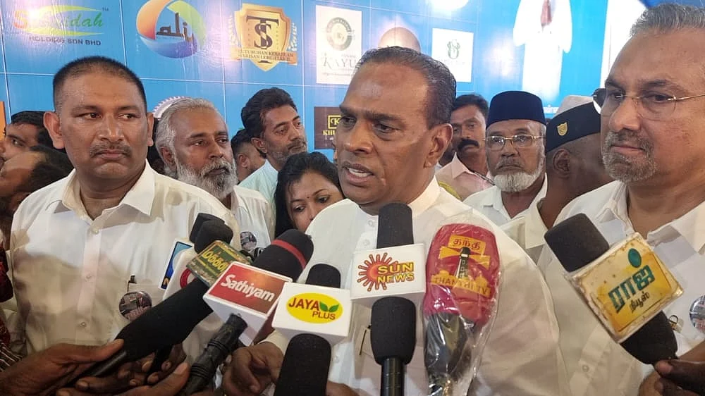 செய்தியாளர்களுக்கு பேட்டி அளித்த சரவணன்