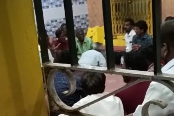 ஊர் கமிட்டி காலில் விழும் முதியவர்