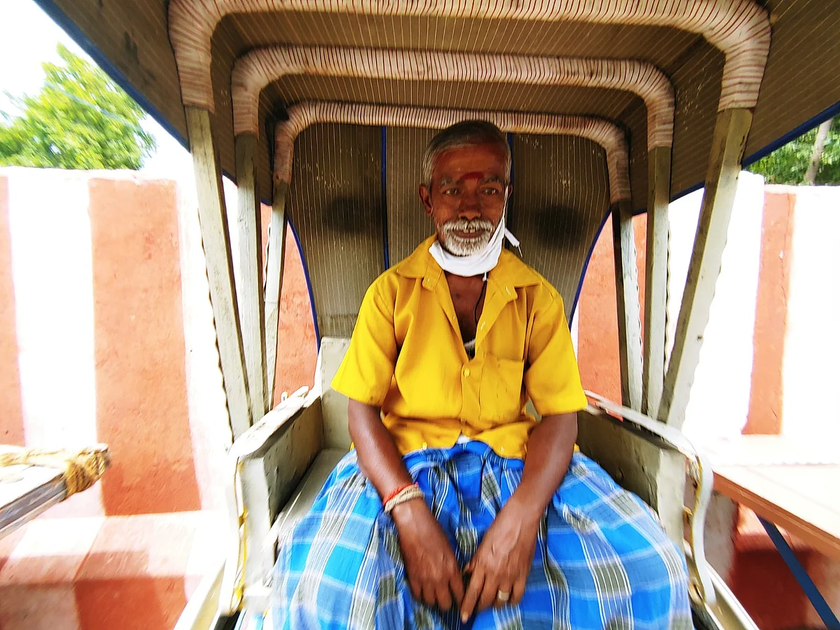 ரிக்ஷாவுடன் தீனதயாளன்