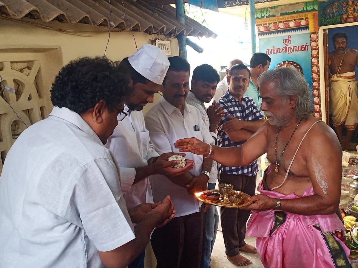 மத நல்லிணக்கம்: ``நாங்க எல்லோரும் ஒருதாய் பிள்ளையாகப் பழகுறோம்!" - விநாயகரை வழிபட்ட இஸ்லாமியர்