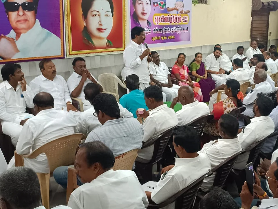 ``எடப்பாடி பழனிசாமிதான் பொதுச்செயலாளர்" - தீர்மானம் நிறைவேற்றிய புதுச்சேரி அதிமுக