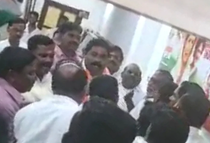 தர்ணா போராட்டத்தில் வாக்குவாதம்