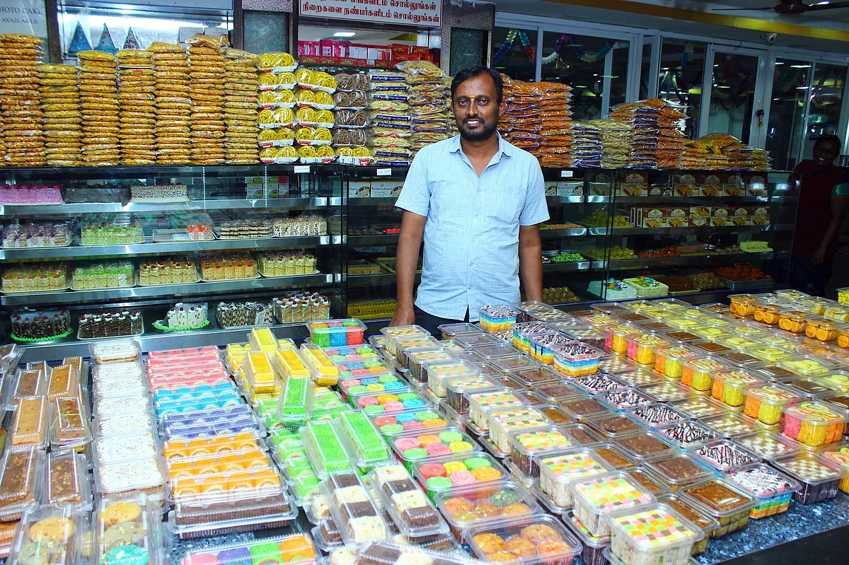 பேக்கரியில் முருகானந்தன்