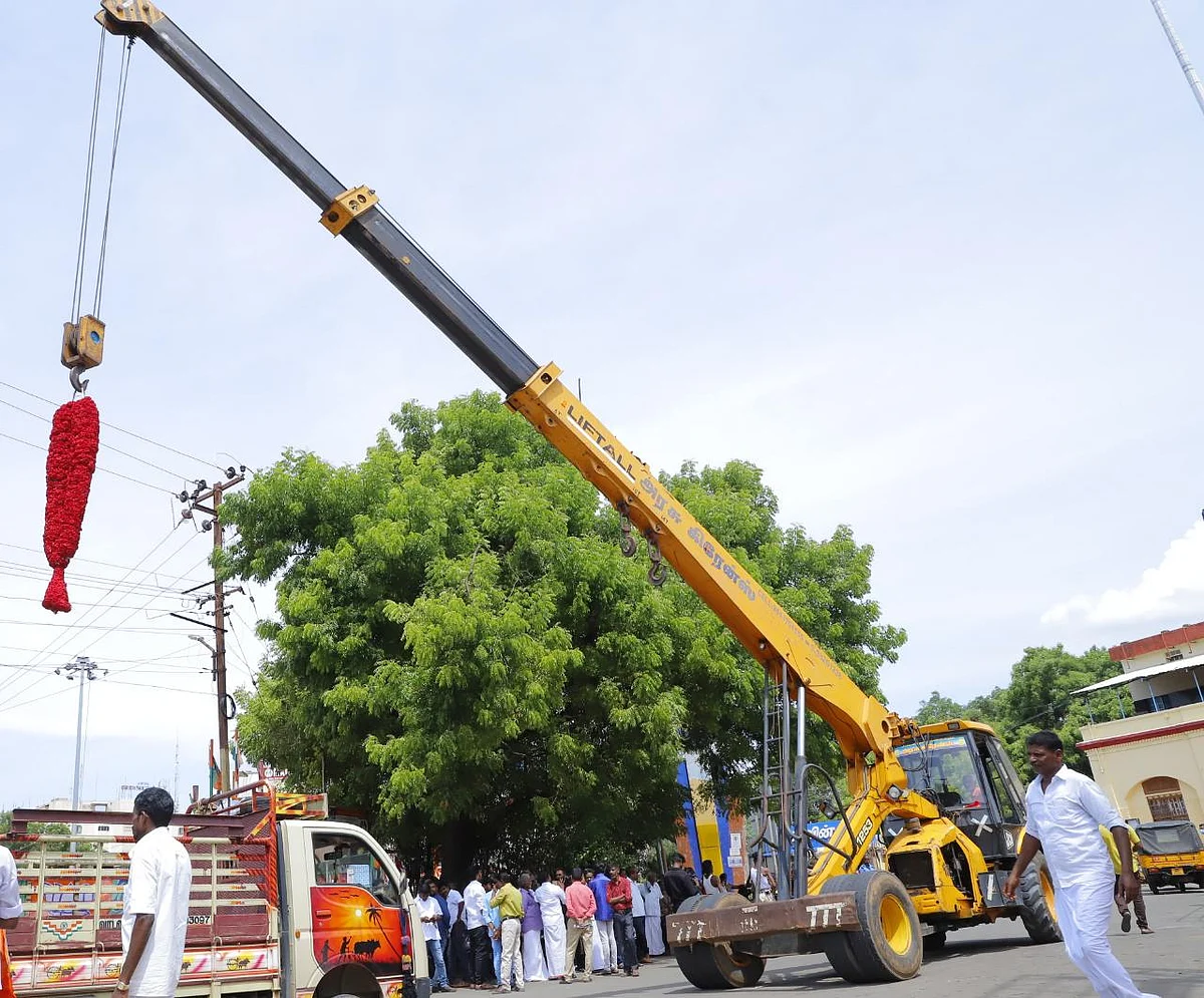 கிரேனில் ரோஜா பூ மாலை