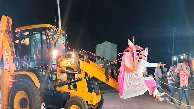 மத்திய பிரதேசம்: புல்டோசர் ஊர்வலத்தில் வந்த மணமகன் - வைரலான திருமணம்!