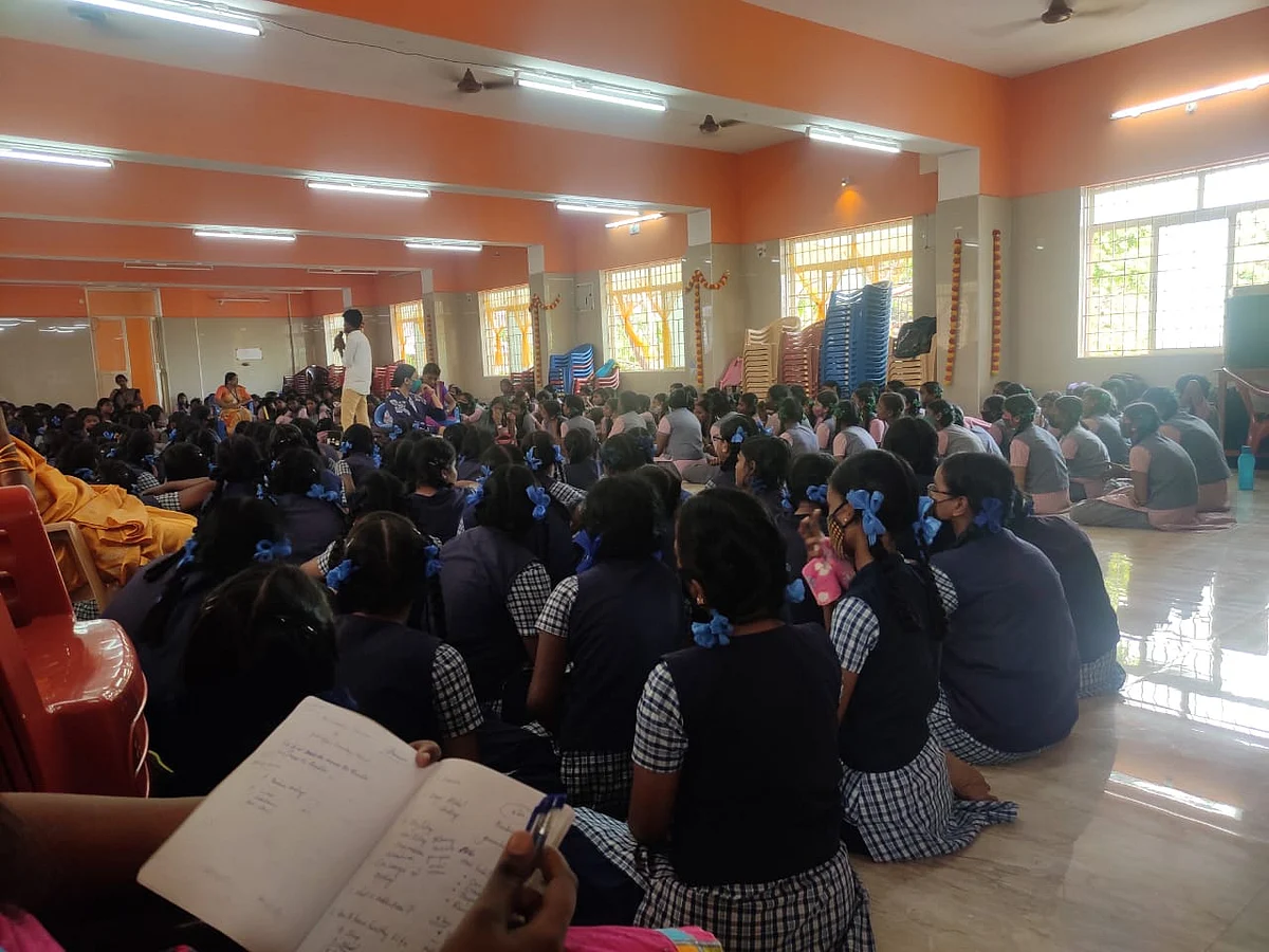 போதை பயன்பாடு, பாலியல் பிரச்னை; அரசு பள்ளி மாணவர்களுக்கு உளவியல் ஆலோசனைகள்; களமிறங்கிய இளைஞர்கள்!