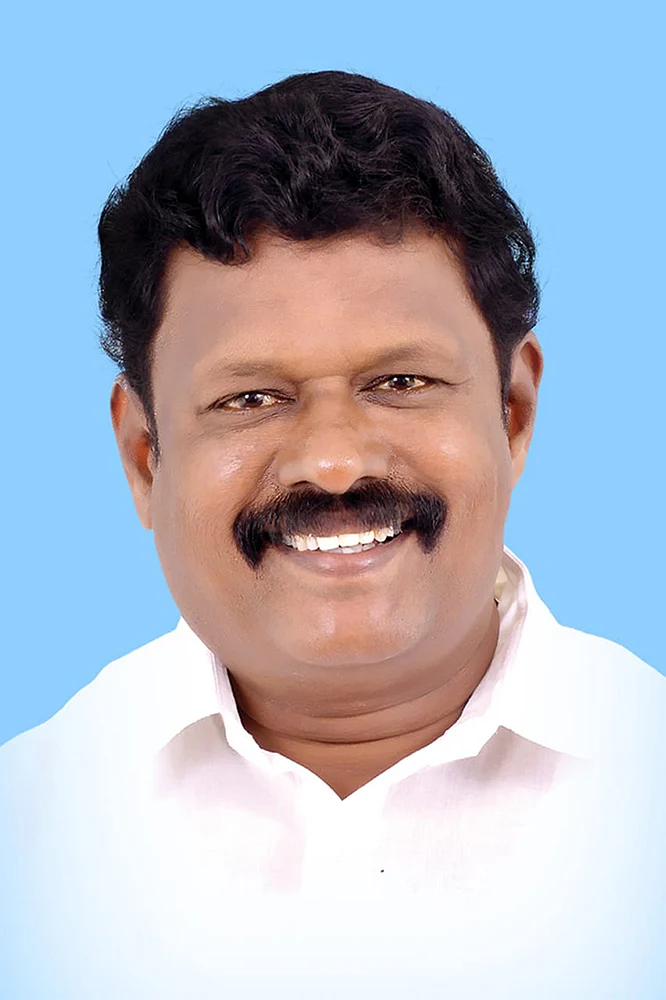 தோளில் கை போட்டார்... சாதியை சொல்லி கேவலப்படுத்தினார்!