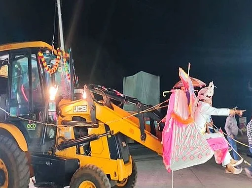 மத்திய பிரதேசம்: புல்டோசர் ஊர்வலத்தில் வந்த மணமகன் - வைரலான திருமணம்!