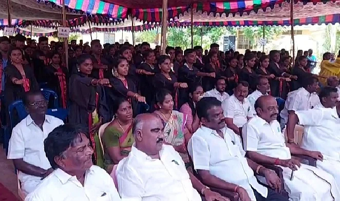 மாணவர்களுக்கு முன் வரிசையில் அமைச்சர் மஸ்தான்