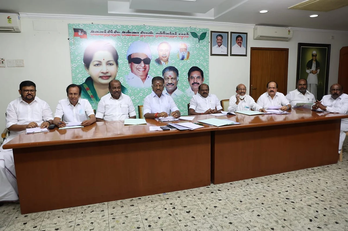 தலைமை அலுவலகத்தில் ஓ.பி.எஸ்