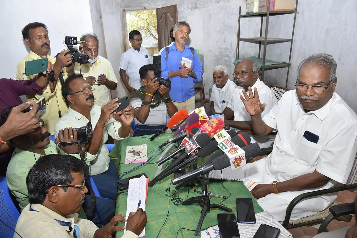 செய்தியாளர்களுக்கு பேட்டியளித்த பாலகிருஷ்ணன்