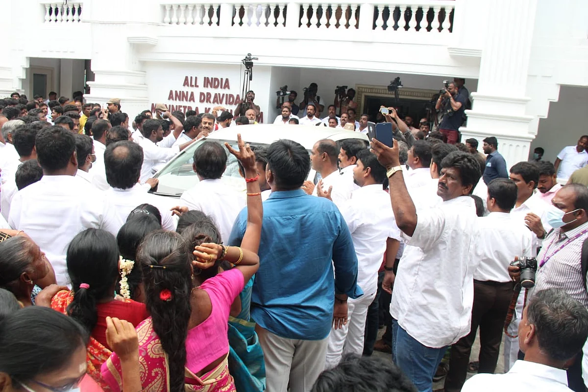 அதிமுக