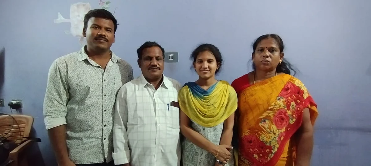 குடும்பத்தினருடன் ஏஞ்சலின் ரெனிட்டா