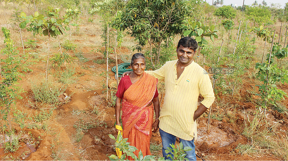 அம்மாவுடன் சந்தானம் காவேரி