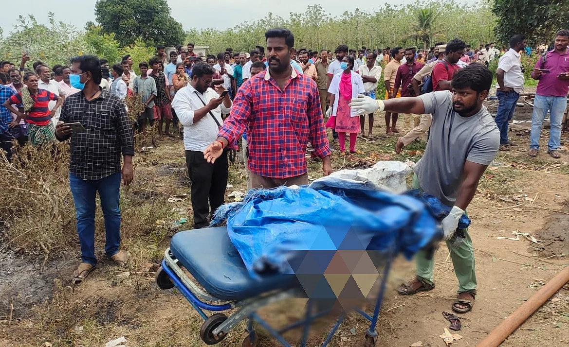 சடலங்களை மீட்கும் அதிகாரிகள்