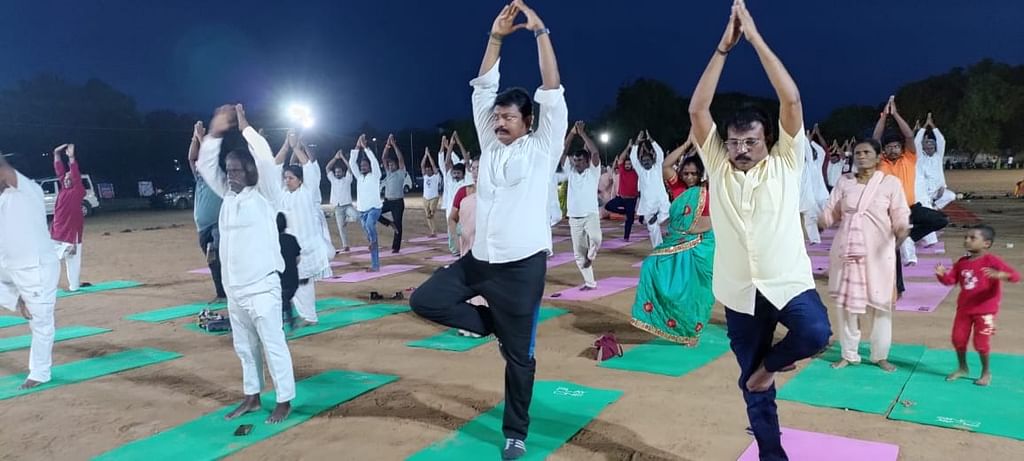யோகா பயிற்சியில் இயக்குநர் பேரரசு