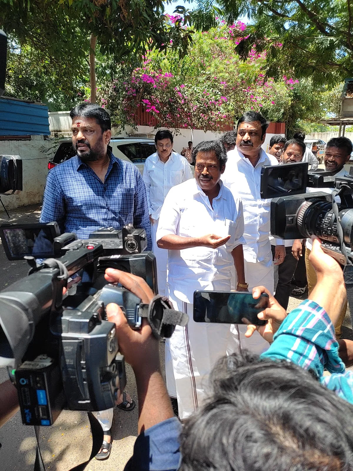 அதிமுக ஒற்றைத் தலைமை விவகாரம்: ஓ.பி.எஸ்., இ.பி.எஸ் தனித்தனியே ஆலோசனை - பரபரக்கும் காட்சிகள்!