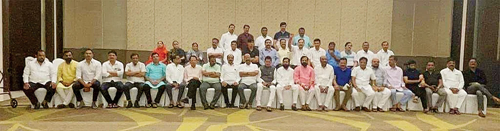 மகாராஷ்டிராவில் ஆட்சியை பறிக்கிறதா பா.ஜ.க?