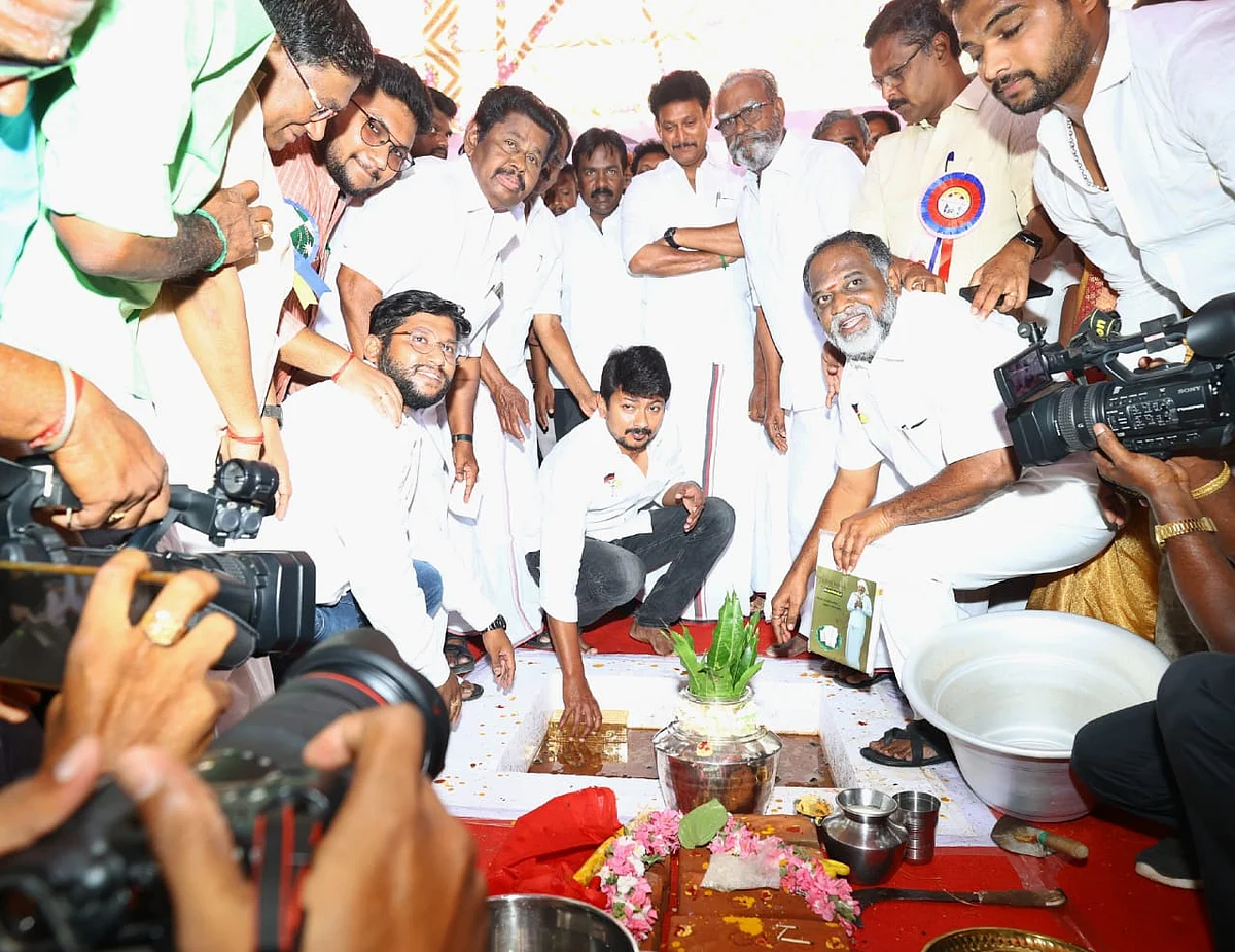 அடிக்கல் நாட்டிய உதயநிதி ஸ்டாலின்