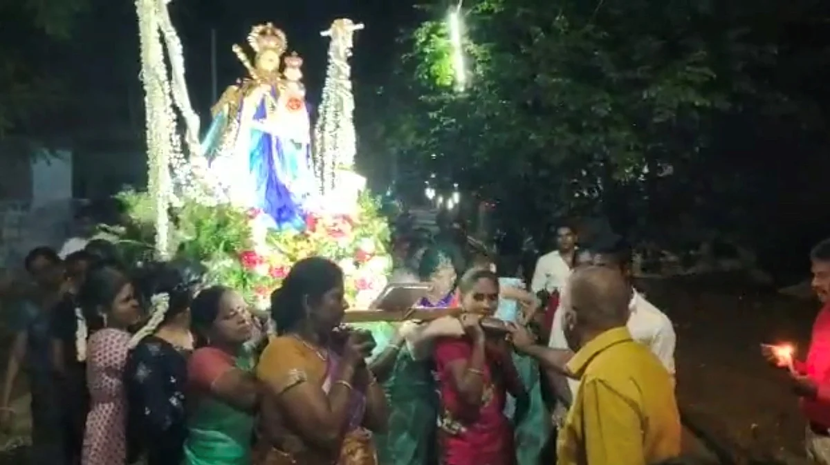 சப்பரம் தூக்கி வரும் பெண்கள்