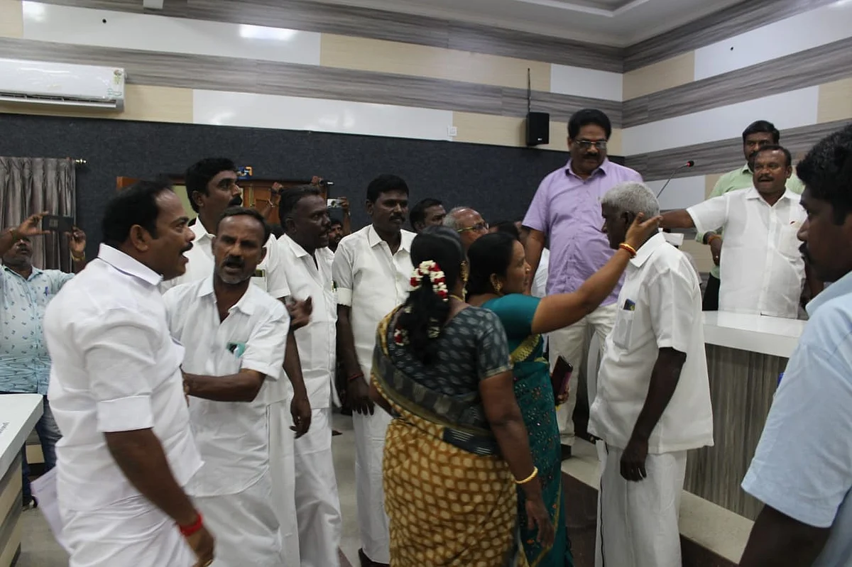 சேலம்: வருவாய் ஆய்வாளரைத் தாக்க முயன்ற அதிமுக கவுன்சிலர்?! - எடப்பாடி நகரசபையில் தள்ளுமுள்ளு