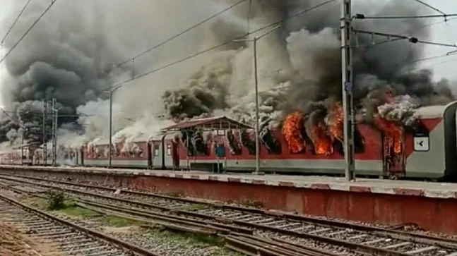செகந்தராபாத் ரயில் நிலையத்தில் ரயிலுக்கு தீ வைப்பு