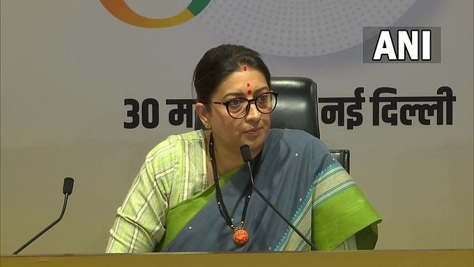 ``காந்தி குடும்பத்தின் ரூ.2,000 கோடி சொத்துக்களை பாதுகாக்கவே டெல்லி போராட்டம்” - ஸ்மிருதி இரானி