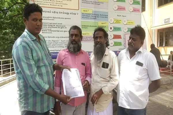 ஆட்சியரிடம் மனு அளிக்க வந்திருந்த உறவினர்கள்