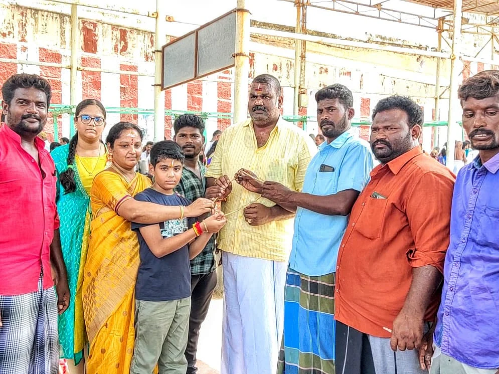 திருச்செந்தூர்: கடலில் தொலைந்த 10 பவுன் தங்கச் சங்கிலி; 8 மணிநேரத்தில் கிடைத்த ஆச்சர்யம்!