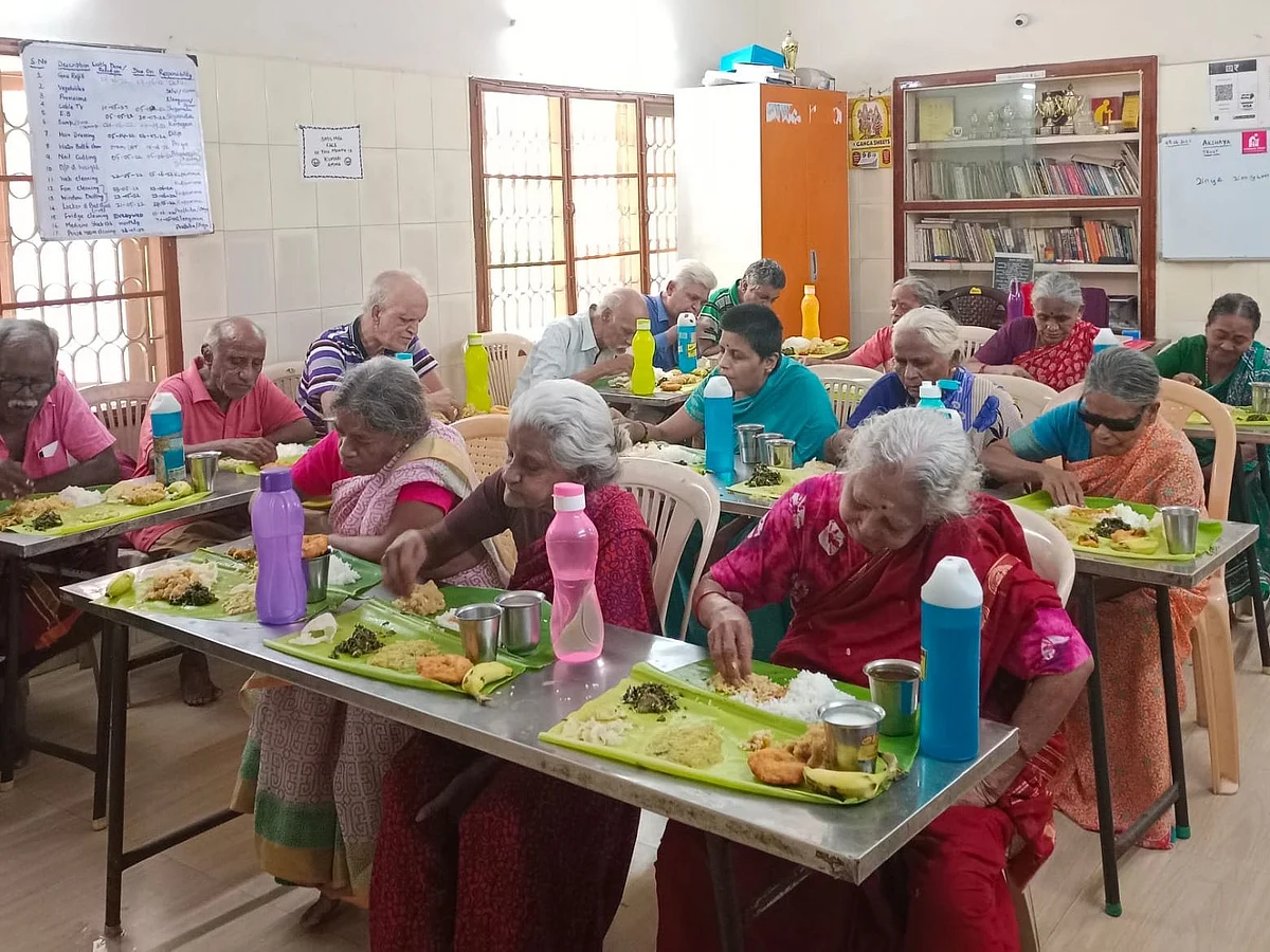நயன் - விக்கி கல்யாணச் சாப்பாடு: வாழ்த்து சொல்லும் முதியோர் இல்லங்கள்!