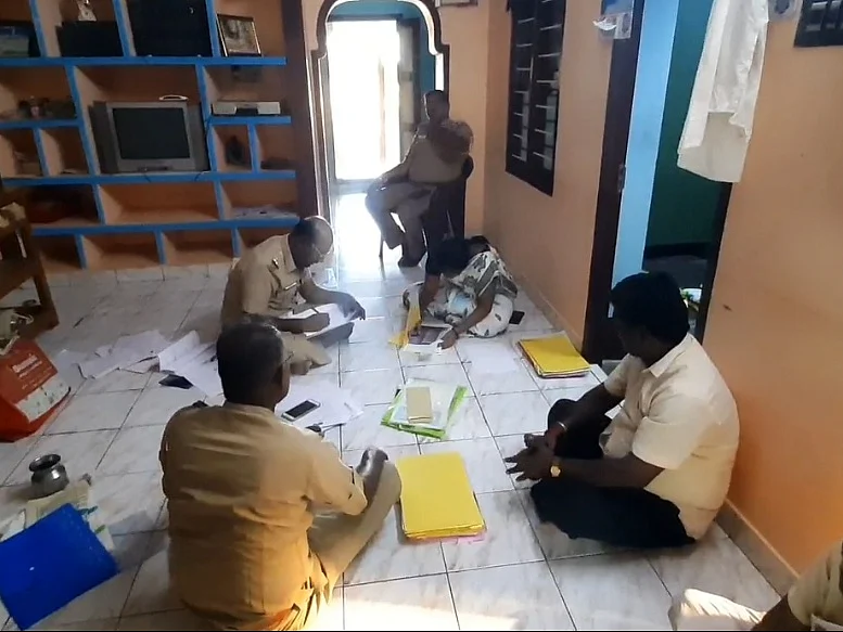 சீர்காழி: கந்துவட்டி புகார்; ரூ.1 கோடி மதிப்புள்ள கிரைய பத்திரங்கள் பறிமுதல் - தாய், மகன் கைது!