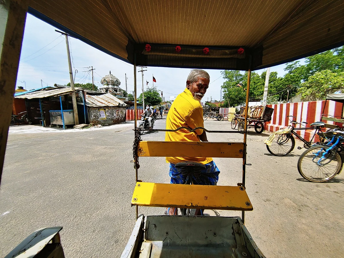 ரிக்ஷாவுடன் தீனதயாளன்