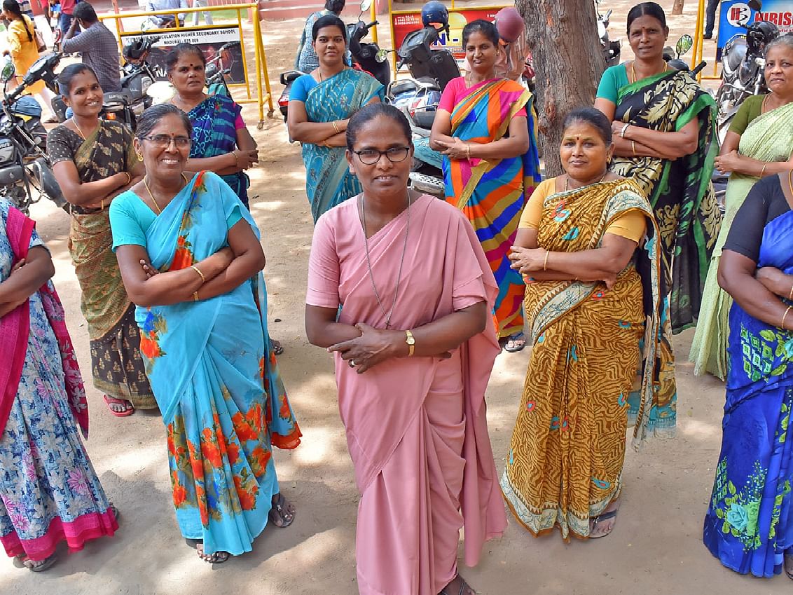கடன் இல்லை... கவலை இல்லை... லட்சங்களில் கலக்கும் நிஜ சுய உதவிக்குழுக்கள்!
