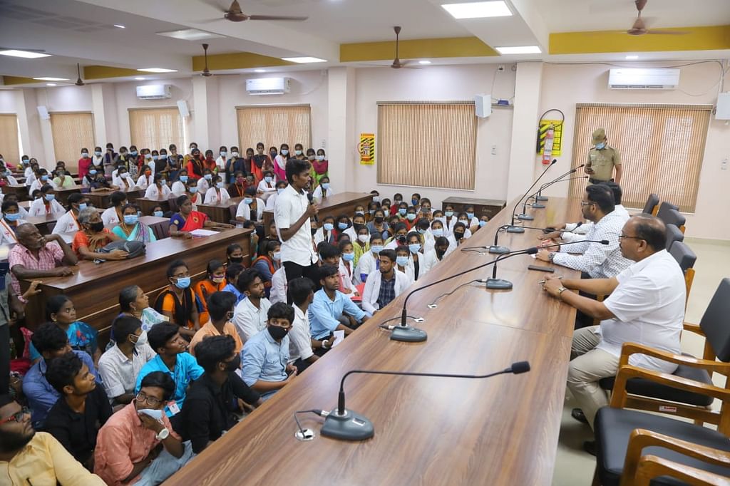 மாவட்ட ஆட்சியருடன் கல்லூரி மாணவர்கள் சந்திப்பு