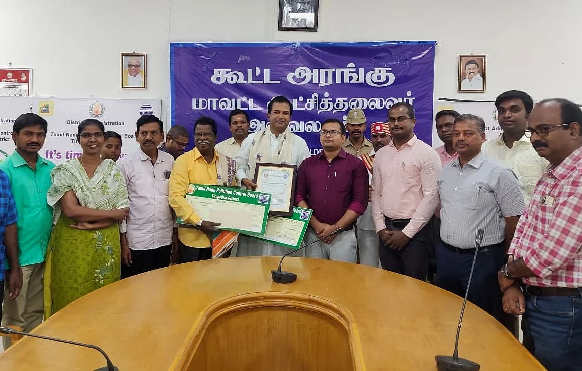 ஞானசூரிய பகவான் விருது பெற்றபோது...