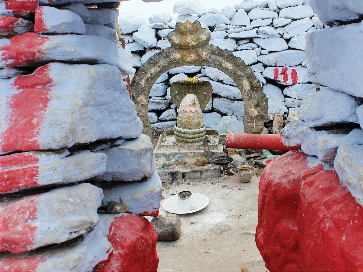 சிலைகளாய் மாறிய பக்தர்கள்